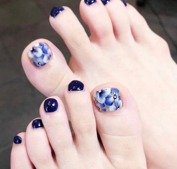 σκούρο μπλε μοτίβο λουλουδιών στα νύχια