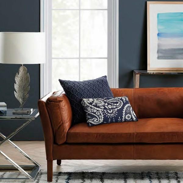 σκούρες νυφικές αποχρώσεις δερμάτινος καναπές σαλόνι μπλε χρώμα τοίχου
