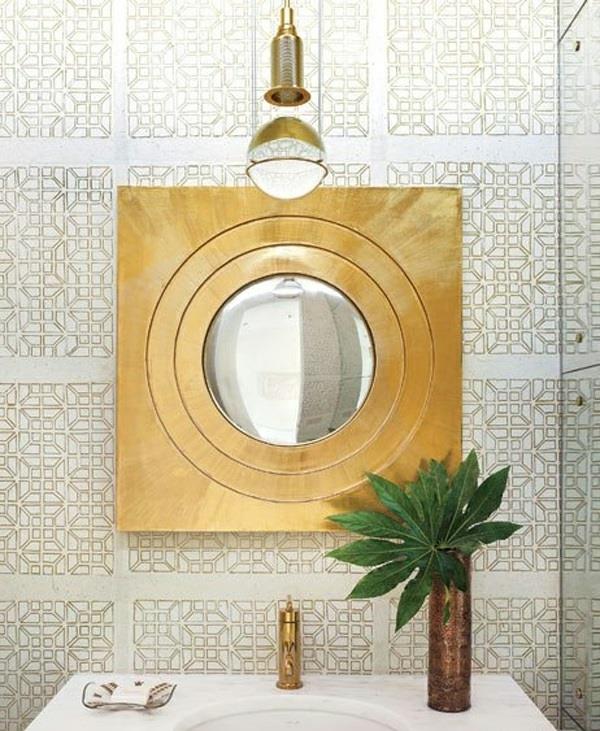 σκούρα στίγματα καθρέφτη στο μπάνιο χρυσό ορείχαλκο