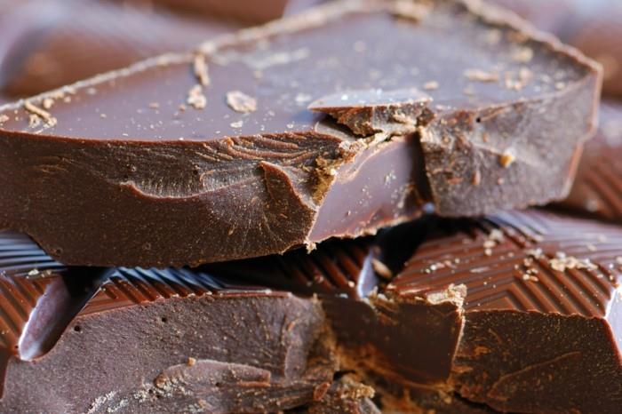 η μαύρη σοκολάτα έχει λιγότερο γάλα και ζάχαρη