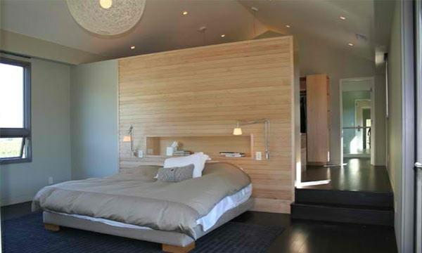 σκούρο ξύλινο πάτωμα που τοποθετεί μοντέρνο υπνοδωμάτιο σε αντίθεση ανοιχτό σκούρο