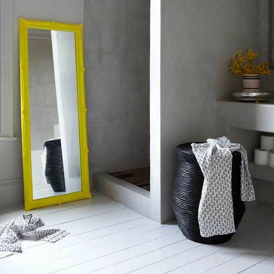 καθρέφτης ντους μεγάλο κίτρινο πλαίσιο μοντέρνο μπάνιο
