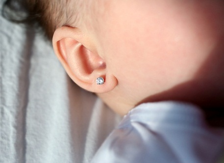 bebekler için kulak delme6
