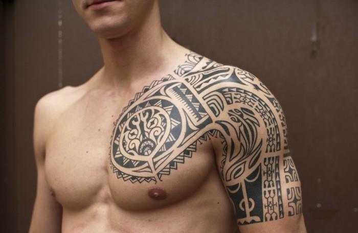 μοτίβα σαύρας φυλετικό τατουάζ άνω βραχίονα