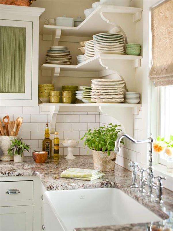 γωνιακά ράφια κουζίνα ανοιχτό λευκό πλακάκι τοίχου φυτό