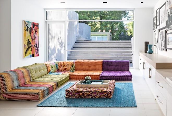 γωνιακός καναπές από μαξιλάρια καθισμάτων σε έντονα χρώματα