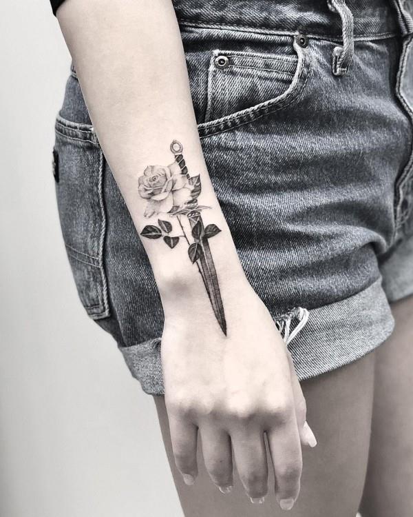 ευγενείς ιδέες για τατουάζ τριαντάφυλλο