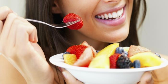 αποτελεσματική απώλεια υγιεινών τροφών που τρώνε φρούτα