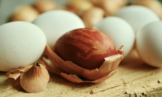 αυγά βάφουν κρεμμύδια βιώσιμο Πάσχα