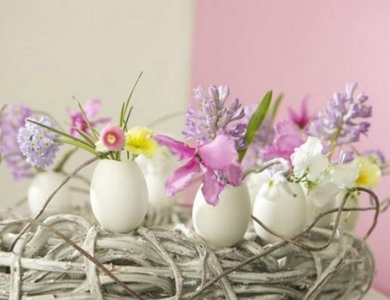 βάζα με αυγά γεμάτα με ανοιξιάτικα λουλούδια πασχαλινές ιδέες διακόσμησης