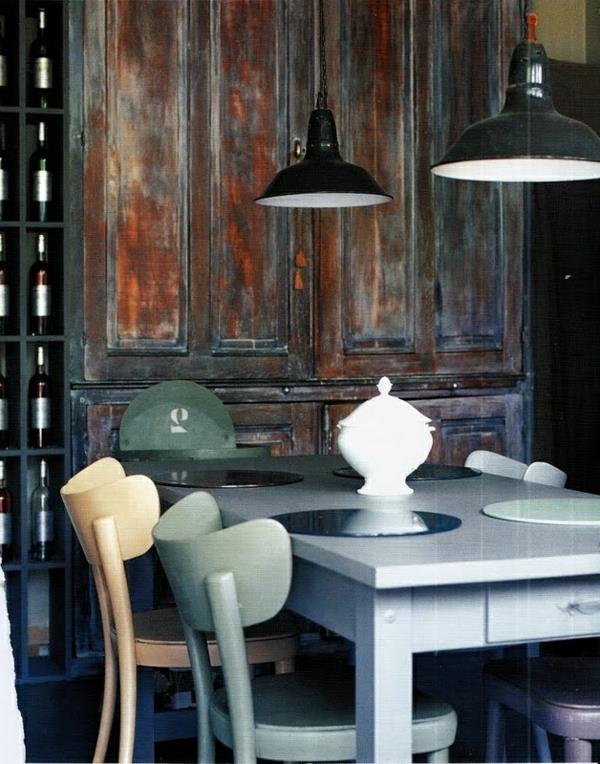 ιδιόμορφη επίπλωση κουζίνας ξύλινη ζωγραφισμένη καρέκλα τραπέζι