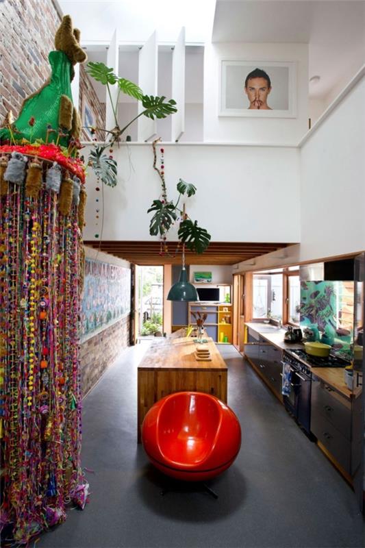 ένα εκλεκτικό σπίτι πολύχρωμες γιρλάντες από τσόχα σφαιρικές πολυθρόνες