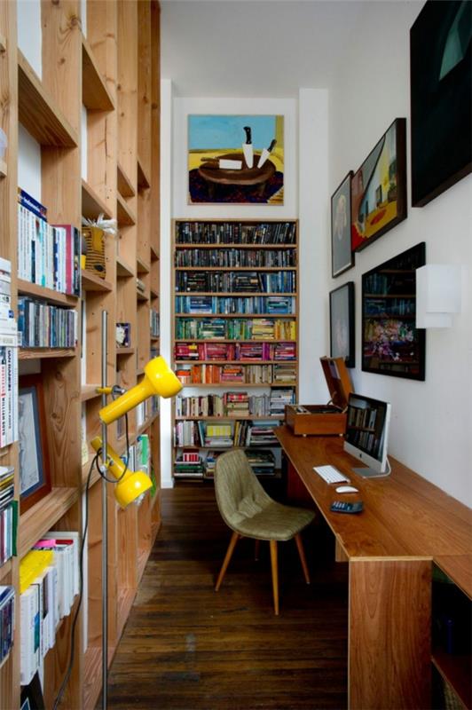 ένα εκλεκτικό σπίτι ιδιωτική βιβλιοθήκη και επιτραπέζιο κίτρινο φωτιστικό δαπέδου
