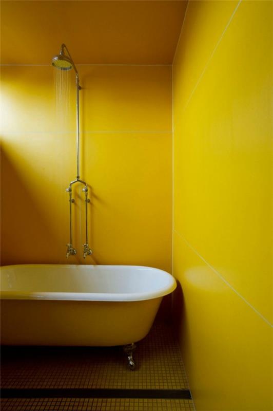 ένα εκλεκτικό σπίτι με λεμόνι κίτρινο μπάνιο με ανεξάρτητη μπανιέρα