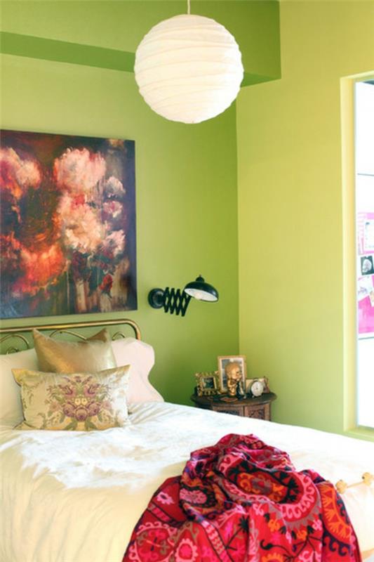 μια μαγική ατμόσφαιρα με λάμπες, τοίχους σε χρώμα ασβέστη, πολύχρωμα καλύμματα κρεβατιών