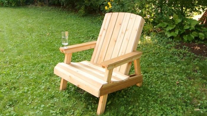 μια καινούργια ξύλινη καρέκλα