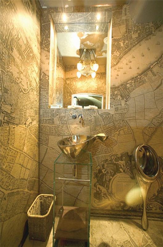 ένα ουρητήριο στο σπίτι φτιαγμένο από λαμπερούς χαλύβδινους παλιούς τοίχους χάρτη