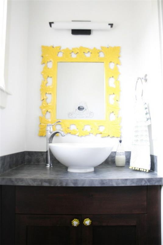 ένα κουίζ καθρέφτη για αγοραστές με κίτρινο λεμόνι
