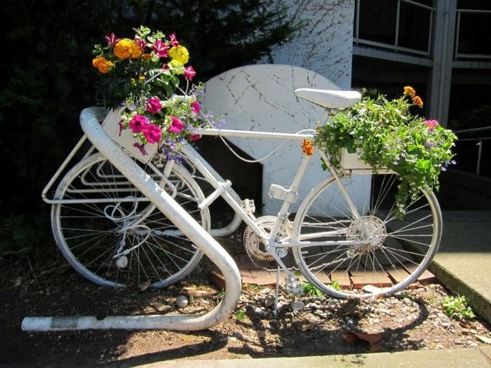 ένα λευκό ποδήλατο στον κήπο