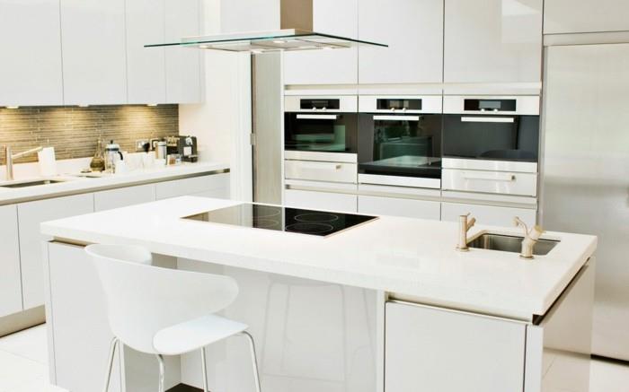 όμορφες ιδέες διαβίωσης μοντέρνα ντουλάπια στην κουζίνα και λειτουργικό νησί κουζίνας σε λευκό χρώμα