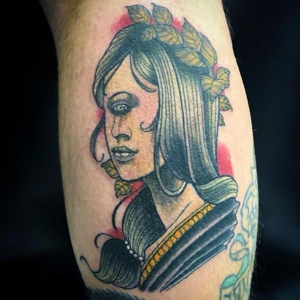 μια γυναίκα με ιδέες τατουάζ με ένα μάτι
