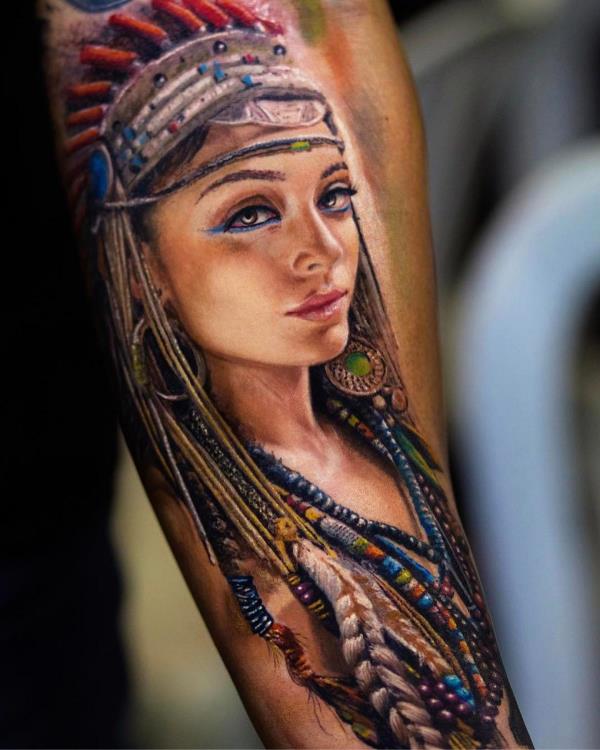 μια γυναίκα και ένα χέρι - ινδικό τατουάζ