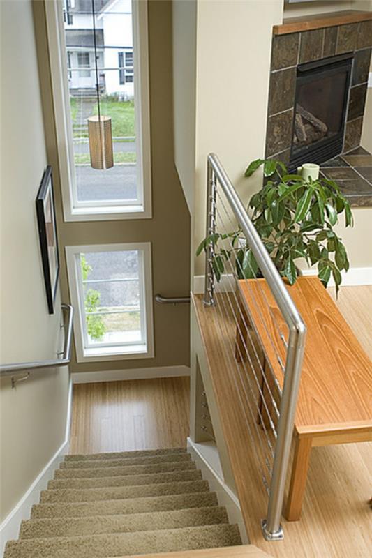 ένα στιβαρό φυτό εσωτερικού χώρου απλό μεταλλικό κιγκλίδωμα σκάλας