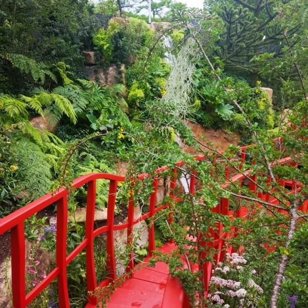 ένα σχέδιο κήπου με κόκκινη γέφυρα