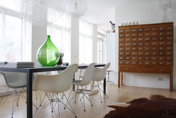 ένα διαμέρισμα με σαρωτικό διαφανές πράσινο βάζο σε σχήμα αχλαδιού