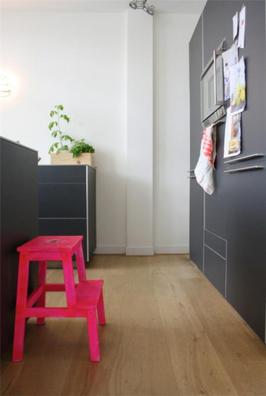 ένα διαμέρισμα-με-κούνια-σκούρο-γκρι-έπιπλα-παιδικά-σκαλοπάτια-σε ροζ χρώμα