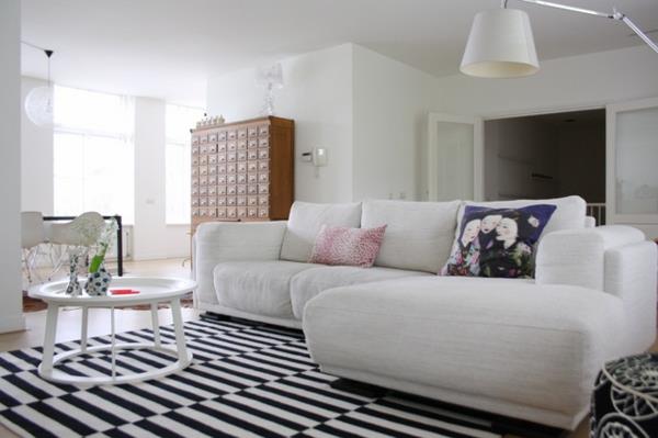 ένα διαμέρισμα με κούνια, μεγάλο ασπρόμαυρο ριγέ χαλί με μοτίβα Ιαπωνίας