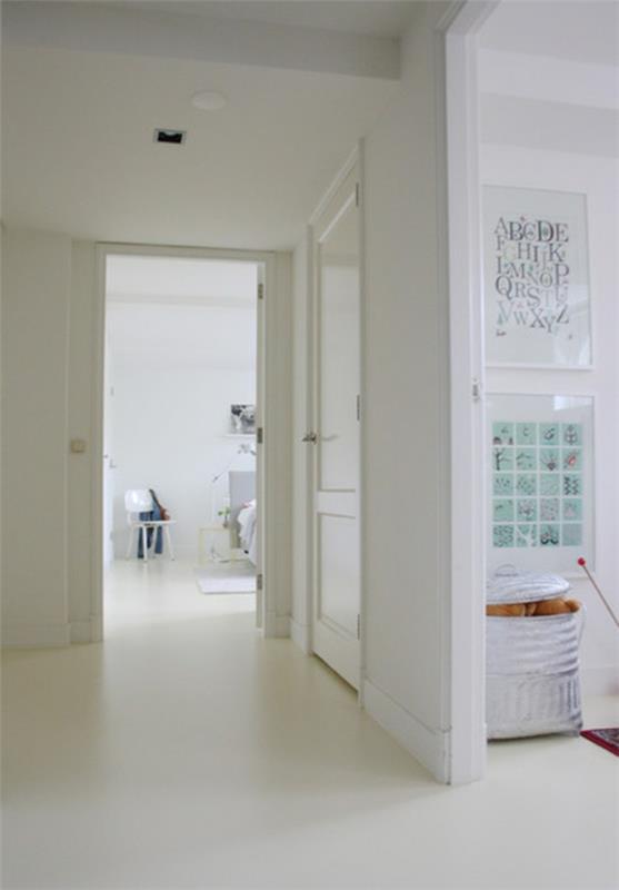 ένα διαμέρισμα με κούνια, απόλυτα λευκό στο διάδρομο