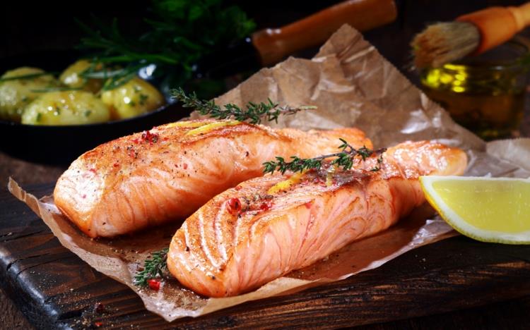 απλά πιάτα ψαριών με σολομό σε φυλλώσιμες συμβουλές διατροφής