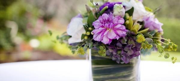 κάντε απλές συνθέσεις λουλουδιών μοβ λουλούδια