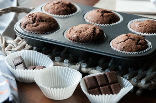 Ετοιμάστε απλά muffins σοκολάτας βατόμουρου