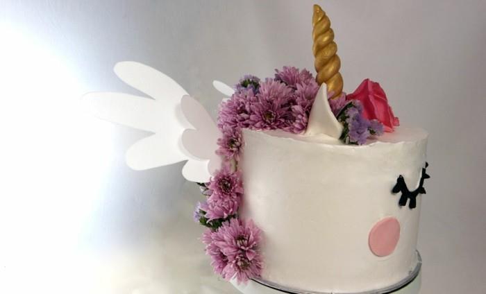 Κέικ μονόκερου με αληθινά λουλούδια διακοσμούν τις ιδέες για παιδικά κέικ γενεθλίων