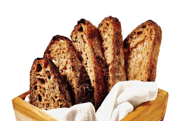 Φέτες ψωμιού Einkorn - ένα καλάθι με αυτό