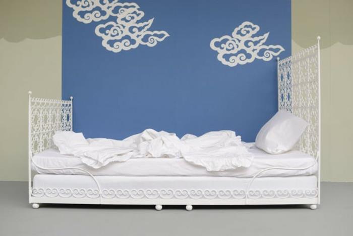 επίπλωση παιδικού δωματίου Agnès Emery μπλε τοίχος λευκό κρεβάτι
