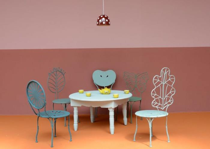 επίπλωση παιδικών δωματίων Agnès Emery σφυρήλατες καρέκλες στρογγυλό τραπέζι