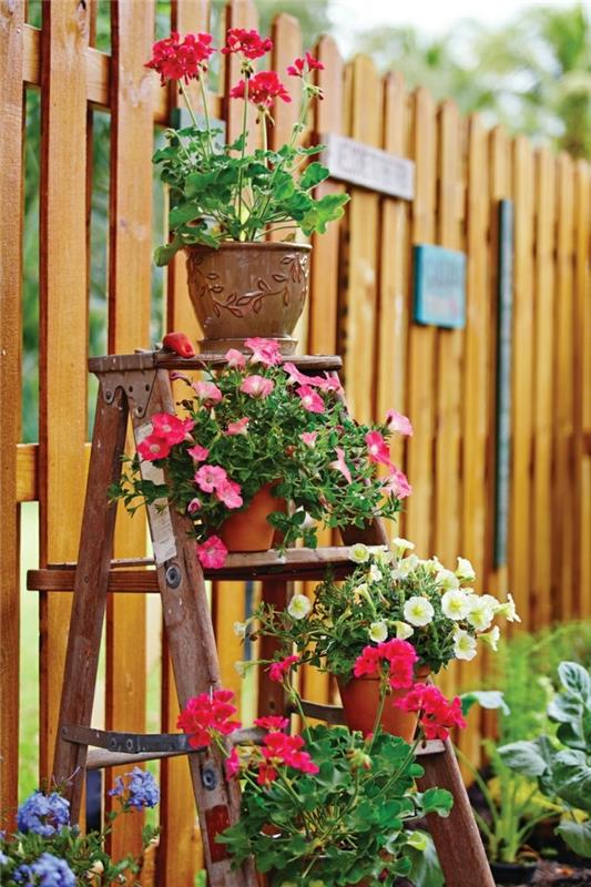 Ανακύκλωση ιδεών επίπλωση παραδειγμάτων DIY ιδέες ξύλινη σκάλα έμμεσος φωτισμός τοίχου ράφι καλάθι λουλουδιών