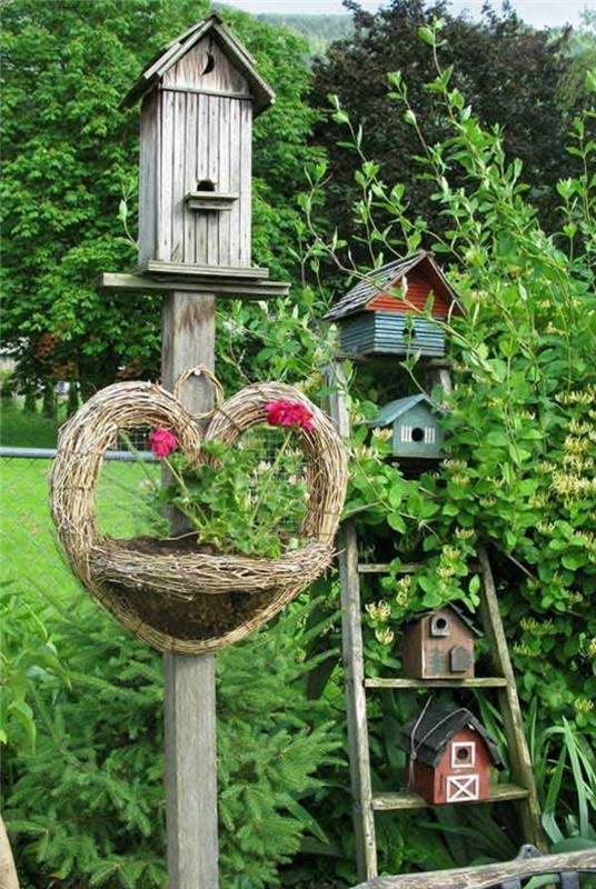 Ανακύκλωση ιδεών επίπλωση παραδειγμάτων DIY ιδέες ξύλινη σκάλα έμμεσος φωτισμός τοίχο ράφι birdhouse