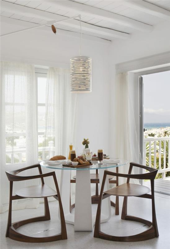επίπλωση ιδεών τραπεζαρία ξύλινες καρέκλες στρογγυλοί γυάλινοι πίνακες λευκοί τοίχοι