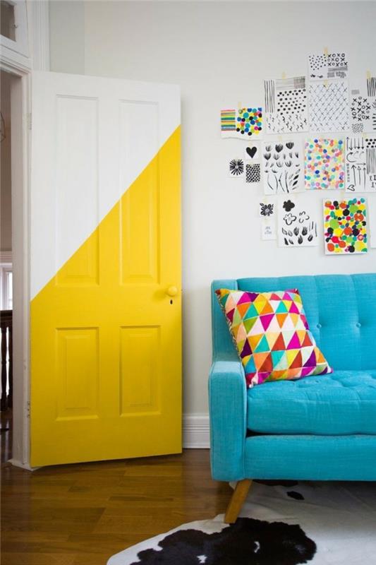 επίπλωση ιδεών κίτρινη πόρτα μπλε καναπές χαλί λευκό τοίχο χρώμα