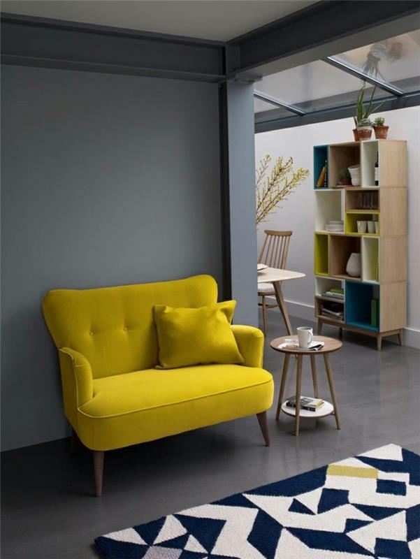 χρώμα τοίχου ανοιχτό γκρι ιδέες επίπλωσης γκρι τοίχοι και κίτρινες πολυθρόνες