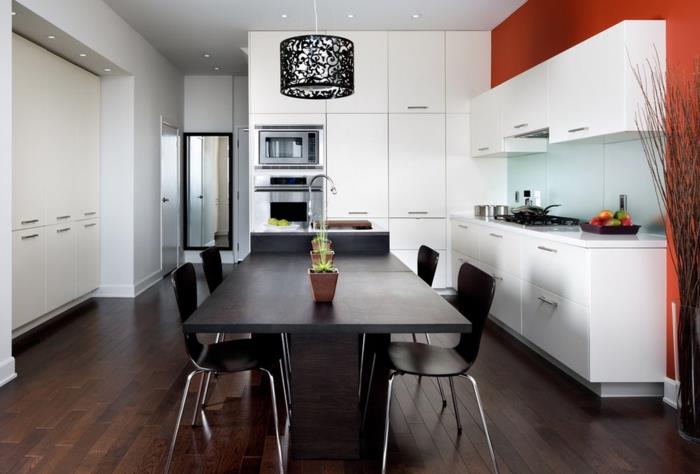 ιδέες επίπλωσης συμβουλές επίπλωσης κουζίνας τραπεζαρία σκούρο ξύλο καρέκλες κρεμαστή λάμπα μαύρο αμπαζούρ μινιμαλιστική επίπλωση