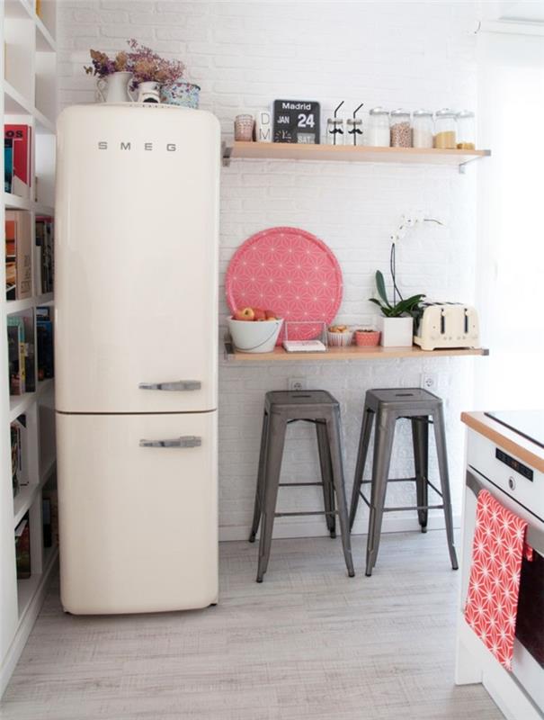 ιδέες επίπλωσης μικρή κουζίνα ρετρό σχέδιο smeg ψυγείο αντί-μέταλλο λευκός τοίχος από τούβλα