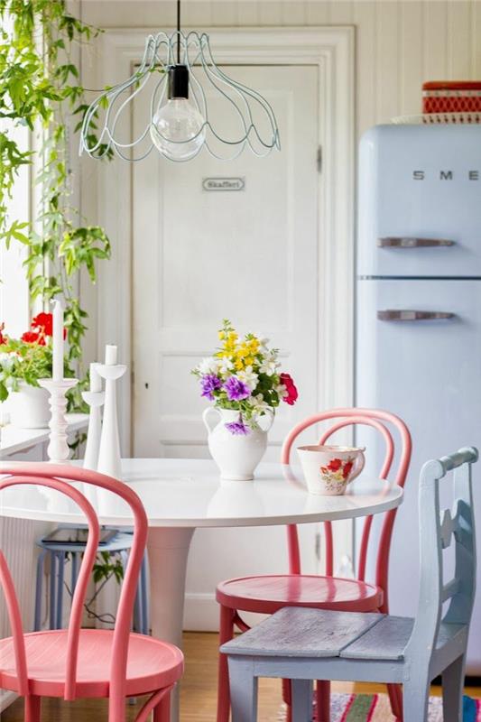 ιδέες επίπλωσης μικρές καρέκλες έπιπλα ρετρό κουζίνας smeg ψυγείο στρογγυλή τραπεζαρία λευκή
