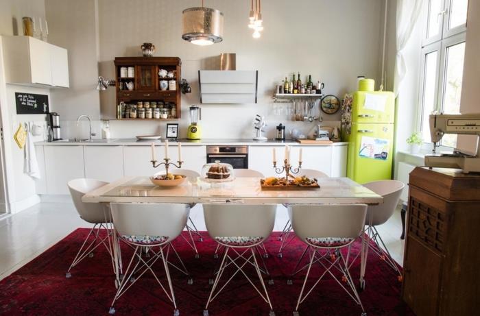 επίπλωση ιδεών μοντέρνα κουζίνα ζωντανές ιδέες τραπεζαρία τραπεζαρία καρέκλες σκανδιναβική σχεδίαση λευκά ντουλάπια κουζίνας χαλί κόκκινο