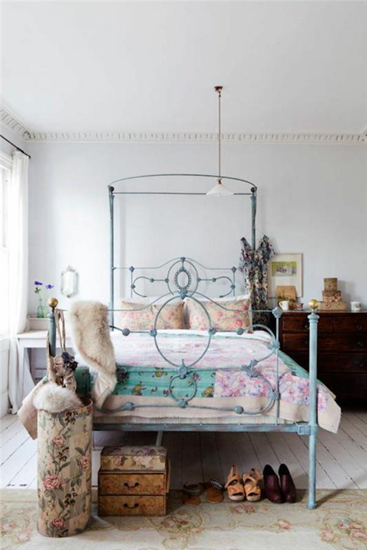 επίπλωση ιδέες κρεβατοκάμαρα vintage κρεβάτι ρουστίκ στοιχεία floral μοτίβο