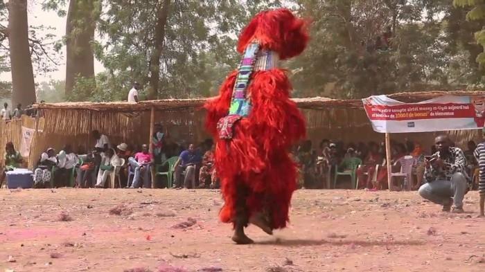 single χορευτής με κοστούμι burkina faso